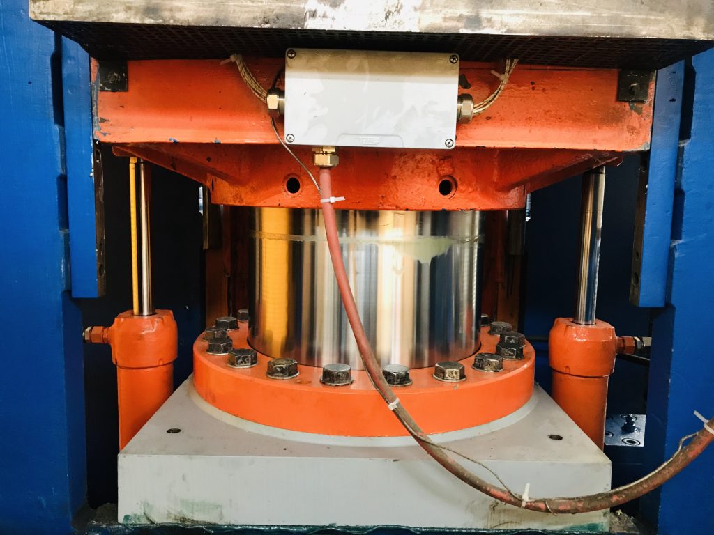 Instandsetzung eines Pressenzylinders und eines Rückholzylinders aus einer Presse für Bremsbeläge